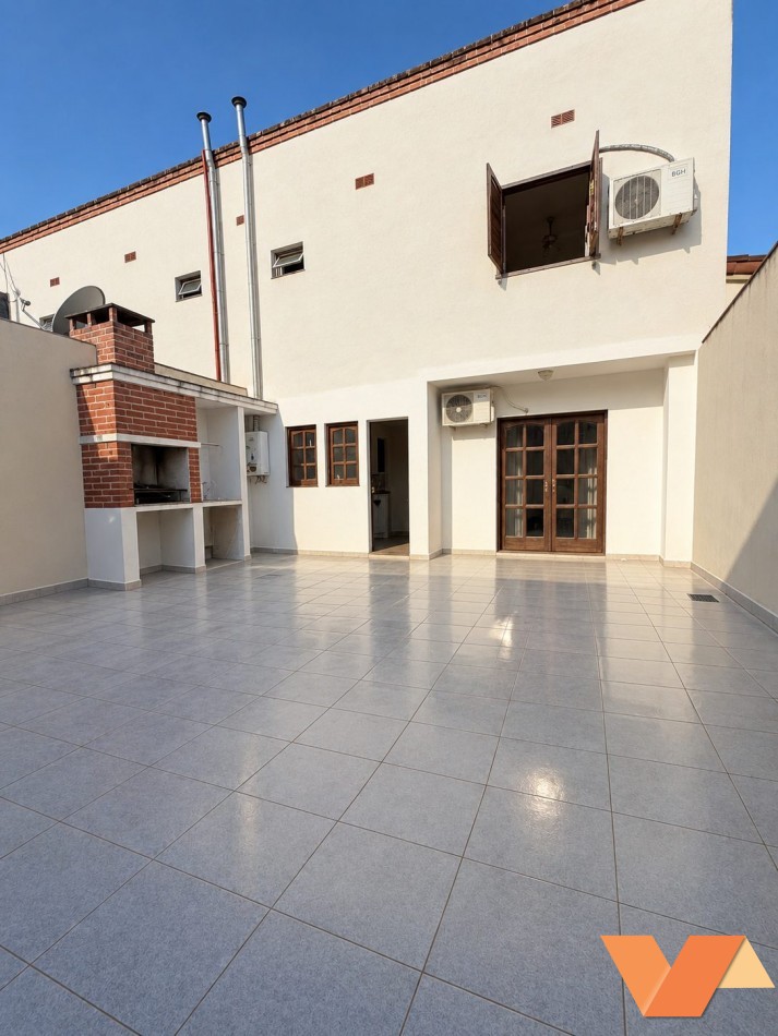 Duplex en alquiler en Parque Guillermina - 3 dormitorios, suite y cochera